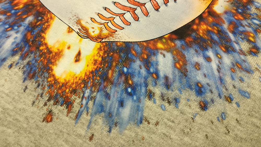 Detail of print on fabric with rasterization effect: orange lines on an explosion background of warm and cold colors that radiate downwards, creating a dynamic visual contrast on raw fabric.